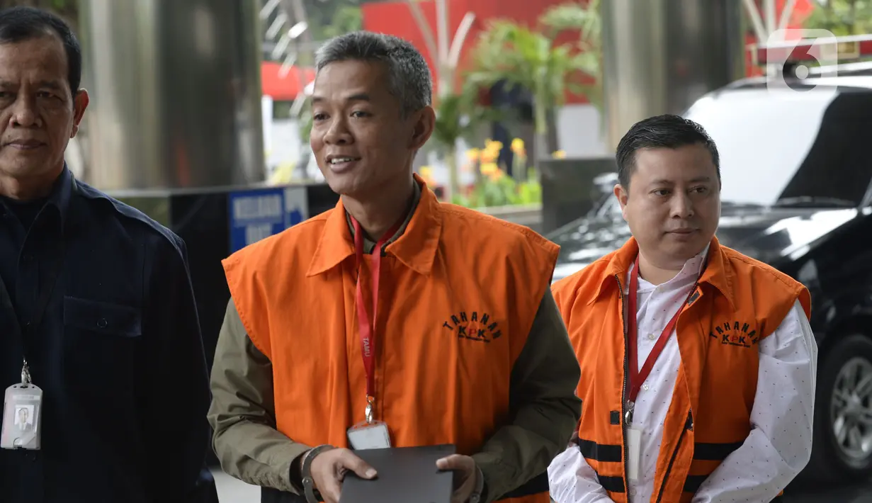 Mantan Komisioner KPU, Wahyu Setiawan dan staf Sekjen PDIP Hasto Kristiyanto, Saeful Bahri  akan menjalani pemeriksaan sebagai saksi oleh penyidik terkait kasus penerimaan hadiah atau janji penetapan anggota DPR Terpilih 2019-2024 di Gedung KPK, Jakarta, Rabu, (5/2/2020). (merdeka.com/Dwi Narwoko)