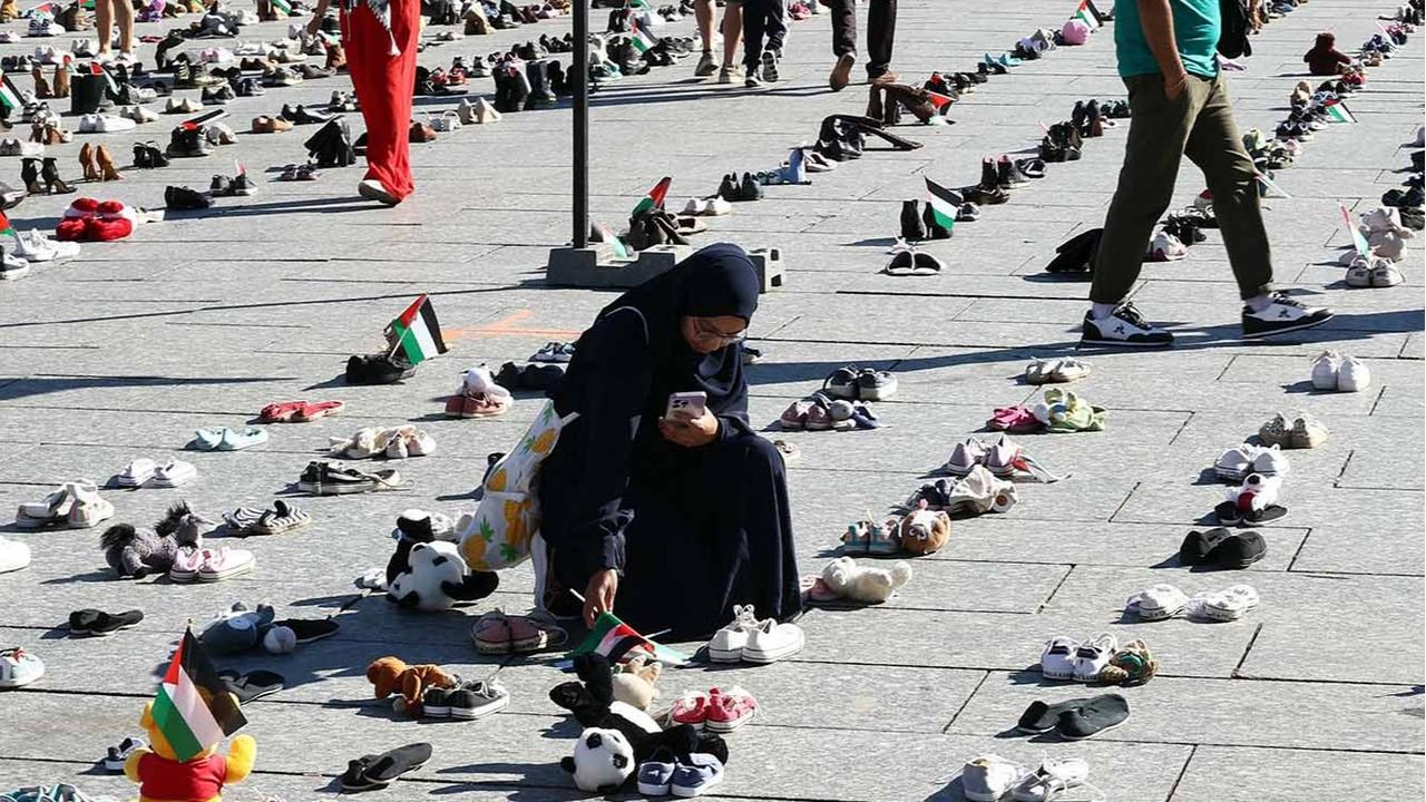 FOTO: Ratusan Sepatu untuk Warga Gaza