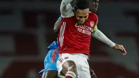 Pemain Arsenal Pierre-Emerick Aubameyang (depan) memperebutkan bola dengan pemain Olympiacos Ousseynou Ba pada pertandingan leg kedua babak 16 besar Liga Europa di Emirates Stadium, London, Kamis (18/3/2021). Olympiacos menang 1-0. (AP Photo/Matt Dunham)