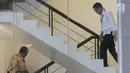 Anggota DPR Fraksi PAN, Sukiman menaiki tangga menuju ruang pemeriksaan di Gedung KPK, Jakarta, Rabu (20/2). Sukiman diperiksa terkait kasus dugaan suap pengurusan dana perimbangan Kabupaten Pengunungan Arfak, Papua. (Merdeka.com/Dwi Narwoko)