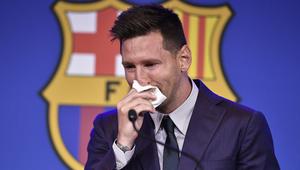 Lionel Messi menangis saat mengucapkan selamat tinggal kepada Barcelona. (AFP/Pau Barrena)