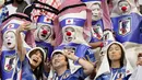 Suporter Jepang memakai kostum unik saat menunggu dimulainya pertandingan grup E Piala Dunia 2022 Qatar antara Jerman dan Jepang di Stadion Internasional Khalifa di Doha, Qatar, Rabu, 23 November 2022. Di pertandingan ini, Jepang menang atas Jerman dengan skor 2-1. (AP Photo/Ebrahim Noroozi)