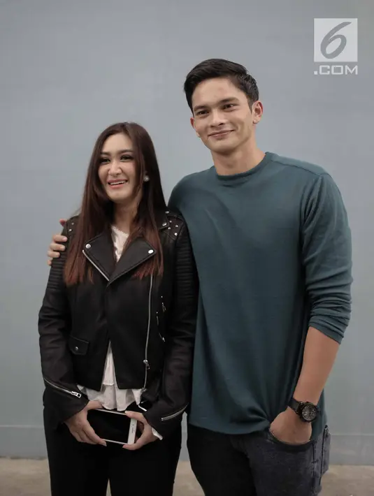 Aktris Nafa Urbach berpose dengan sahabatnya Kevin Kambey saat di temui awak media di Jakarta, Selasa (3/4). Nafa Urbach kini telah menyandang status janda pasca bercerai dari Zack Lee sekitar Oktober 2017 lalu. (Liputan6.com/Faizal Fanani)