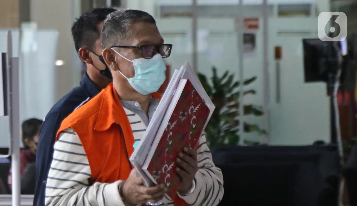 Terdakwa dugaan suap proyek pembangunan di Penajam Paser Utara dan penerbitan perizinan untuk HGU lahan sawit serta perizinan pemecah batu pada Dinas Pekerjaan Umum dan Tata Ruang Penajam Paser Utara, Mulyadi bersiap menjalani sidang lanjutan secara daring melalui Gedung KPK, Jakarta, Kamis (4/8/2022). Mulyadi merupakan mantan Plt. Sekda Penajam Paser Utara (PPU). (Liputan6.com/Helmi Fithriansyah)