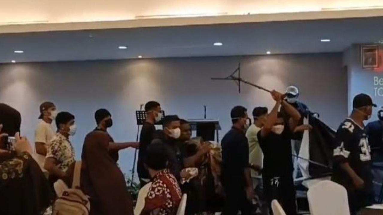 VIDEO: Eks Ketua MK Kesal Preman Bubarkan Diskusi "Merusak Jangan Dibiarkan, Polisi Harus Tindak!"
