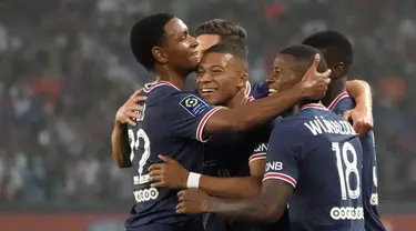 Penyerang Paris Saint-Germain (PSG) Kylian Mbappe berselebrasi dengan rekan setimya setelah mencetak gol ke gawang Strasbourg pada laga pekan kedua Liga Prancis di Stadion Parc des Princes, Minggu (15/8/2021) dini hari WIB. PSG membekuk tamunya Strasbourg 4-2. (AP Photo/Francois Mori)