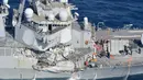 Kondisi kerusakan yang terjadi pada kapal perusak USS Fitzgerald di prefektur Shizuoka, Jepang (17/6). Akibat tabrakan itu, tujuh personel AL Amerika Serikat sempat hilang dan satu orang terluka. (Iori Sagisawa/Kyodo News via AP)