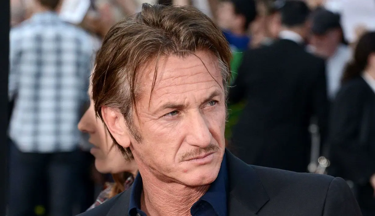 Sean dan Angie memang sudah saling mengenal bertahun-tahun. Mereka menghabiskan waktu bersama saat Sean syuting Tree of Life dengan Bradi Pitt di tahun 2011. (gala.fr)