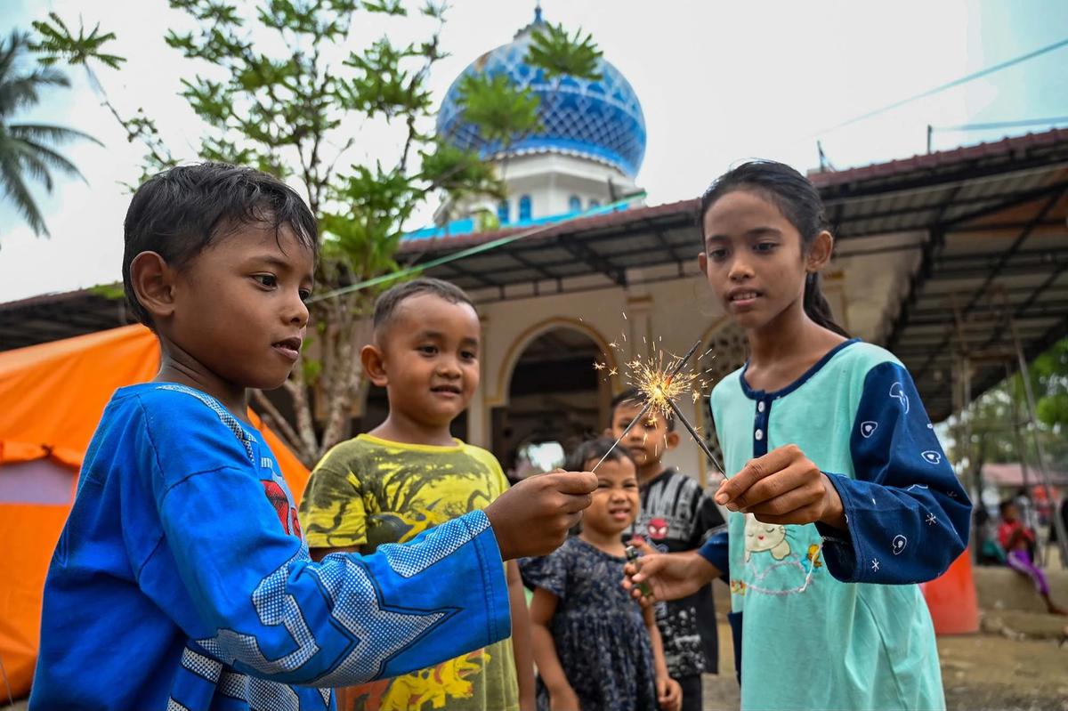 FOTO: Ramadan di Tengah Pengungsian Korban Banjir Aceh