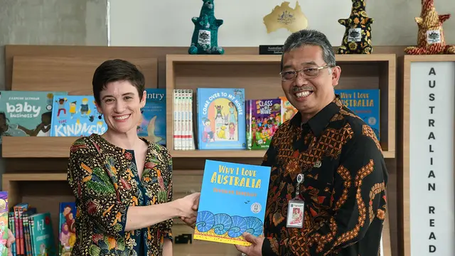 Nicola Campion (Kedubes Australia) dan Firmansyah (Kepala Perpustakaan dan Kearsipan DKI Jakarta)