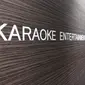 Foto 30 Agustus 2018, ruang karaoke di Tokyo yang disewakan untuk tempat kerja para karyawan yang bosan di kantor. Di Jepang, para pekerja kantoran bisa bekerja di tempat lain, seperti di dalam tenda hingga ruang karaoke. (Toshifumi KITAMURA/AFP)