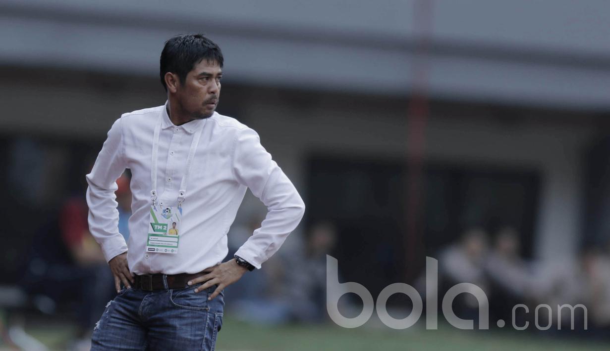 Ekspresi Pelatih Semen Padang, Nil Maizar, mengamati permainan anak asuhnya saat laga melawan Bhayangkara FC di Stadion Patriot, Bekasi, Sabtu (20/05/2017). Bhayangkara FC menang 1-0. (Bola.com/M Iqbal Ichsan)