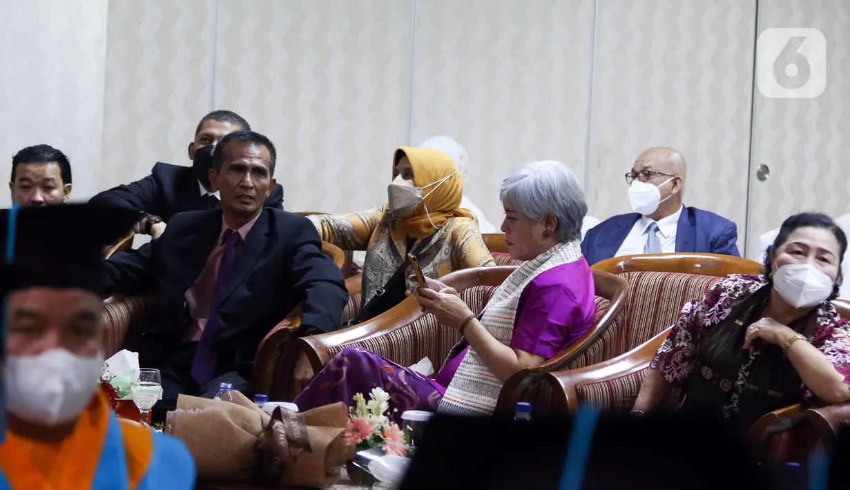 Ayah Brigadir Nofriansyah Yosua Hutabarat atau Brigadir J, Samuel Hutabarat (kiri) didampingi Ketua Komunitas Civil Society Indonesia Irma Hutabarat (tengah) saat mewakili anaknya mengikuti prosesi wisuda di Universitas Terbuka, Pamulang, Tangerang Selatan, Banten, Selasa (23/8/2022). Brigadir J tercatat sebagai mahasiswa Program Studi Ilmu Hukum, Fakultas Hukum dan Ilmu Sosial dan Ilmu Politik di Unit Program Belajar Jarak Jauh Universitas Terbuka Jambi. (Liputan6.com/Herman Zakharia)