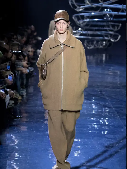 Nuansa warna yang dihadirkan juga cukup beragam. Nuansa bumi mendominasi koleksi ini.  [Foto: FENDI]