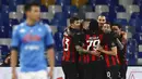 Para pemain AC Milan merayakan gol yang dicetak oleh Zlatan Ibrahimovic ke gawang Napoli pada laga Liga Italia, Minggu (22/11/2020). AC Milan menang dengan skor 3-1. (Alessandro Garofalo/LaPresse via AP)