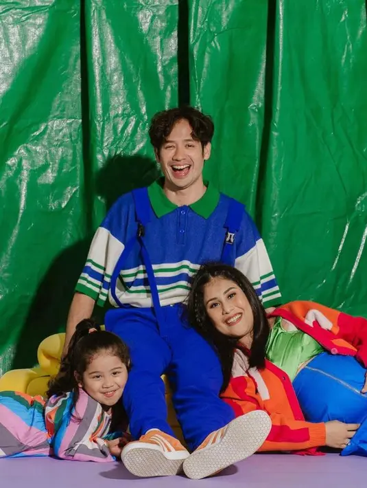 Kemudian Tarra tampil serba biru memadukan kaos polo dan celana panjang warna electric blue. Gayanya dipermanis dengan suspender warna senada. (Instagram/gyaps).