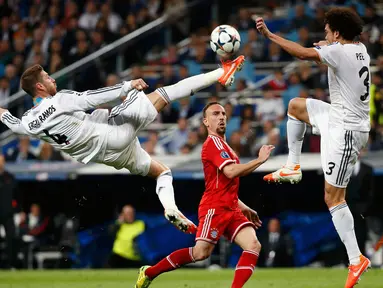 Pemain bertahan Real Madrid, Sergio Ramos (kiri) melompat merebut bola yang mengarah ke Frank Ribery (Bayern Munich) dalam laga pertama semifinal Liga Champions di Stadion Santiago Bernabeu, Madrid, Spanyol (24/4/2014). (REUTERS/Paul Hanna)