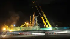 Pekerja menggunakan alat berat melakukan persiapan pemindahan Patung Proklamator Soekarno-Hatta di Jalan Raya Bandara Soekarno-Hatta, Tangerang, Kamis (7/1). Patung ini akan dipindahkan ke bundaran Kawasan Bandara Soetta. (Liputan6.com/Faisal R Syam)