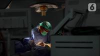 Melalui penerapan teknologi ini, Ketua Kolegium Urologi Indonesia, Prof Chaidir A. Mochtar yakin dapat membantu pemerintah untuk memperkecil gap kurangnya jumlah dokter ahli di Indonesia. (Liputan6.com/Herman Zakharia)