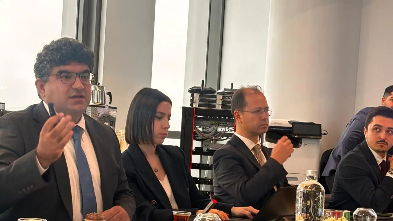 Direktur Jenderal EPIAS Taha Meli Arvas (paling kiri) bertemu sejumlah media asing di Istanbul, Selasa (13/10/2026), dalam program "On the Road to COP31: Sustainable Future International Media Program".