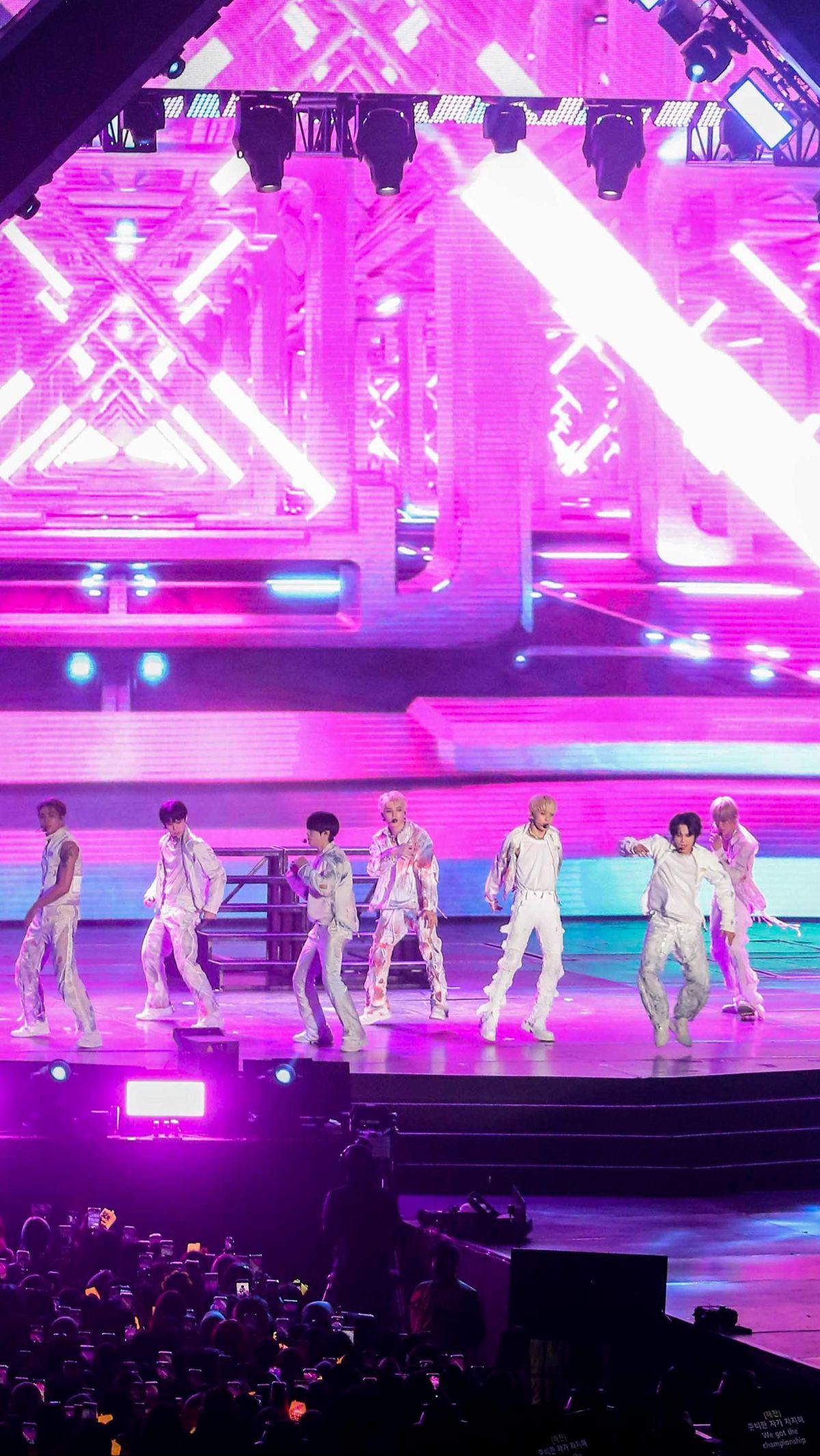 Penampilan NCT 127 dalam konser ketiga mereka bertema "NEO CITY : JAKARTA - THE UNITY" di Indonesia Arena, Jakarta, pada Sabtu (13/1/2024).