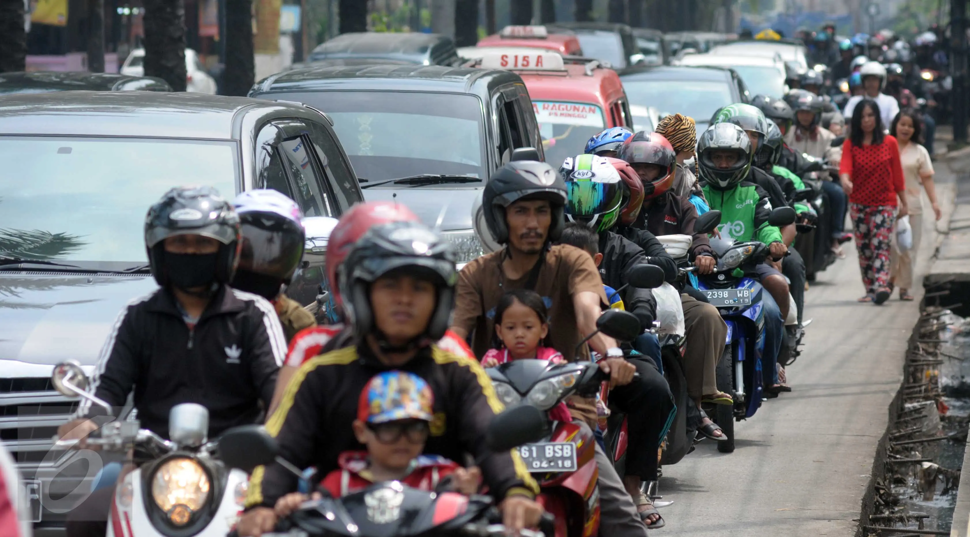 Dari kebiasaan dari tahun ke tahun, saat nggak mudik, warga rantau yang ada di Jakarta kerap melakukan kegiatan ini saat libur Lebaran. (Liputan6.com/Helmi Afandi)