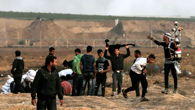 Pemuda Palestina Bagi-Bagi Jus Saat Unjuk Rasa di Gaza