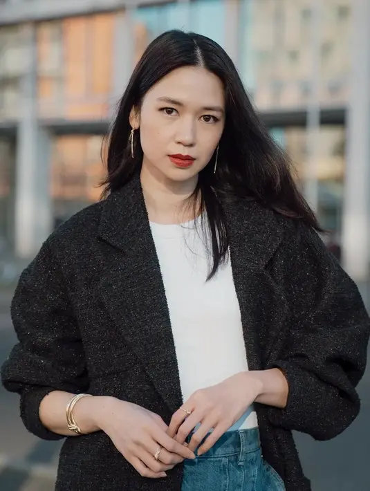 Outfit yang dikenakannya tentunya juga mendukung penampilan Laura Basuki. Artis yang sudah sabet banyak penghargaan ini memang selalu berhasil bikin terpukau dengan pesonanya, bahkan ada yang menyebut jika kecantikan Laura Basuki adalah timeless beauty atau kecantikan abadi. (Liputan6.com/IG/laurabas)