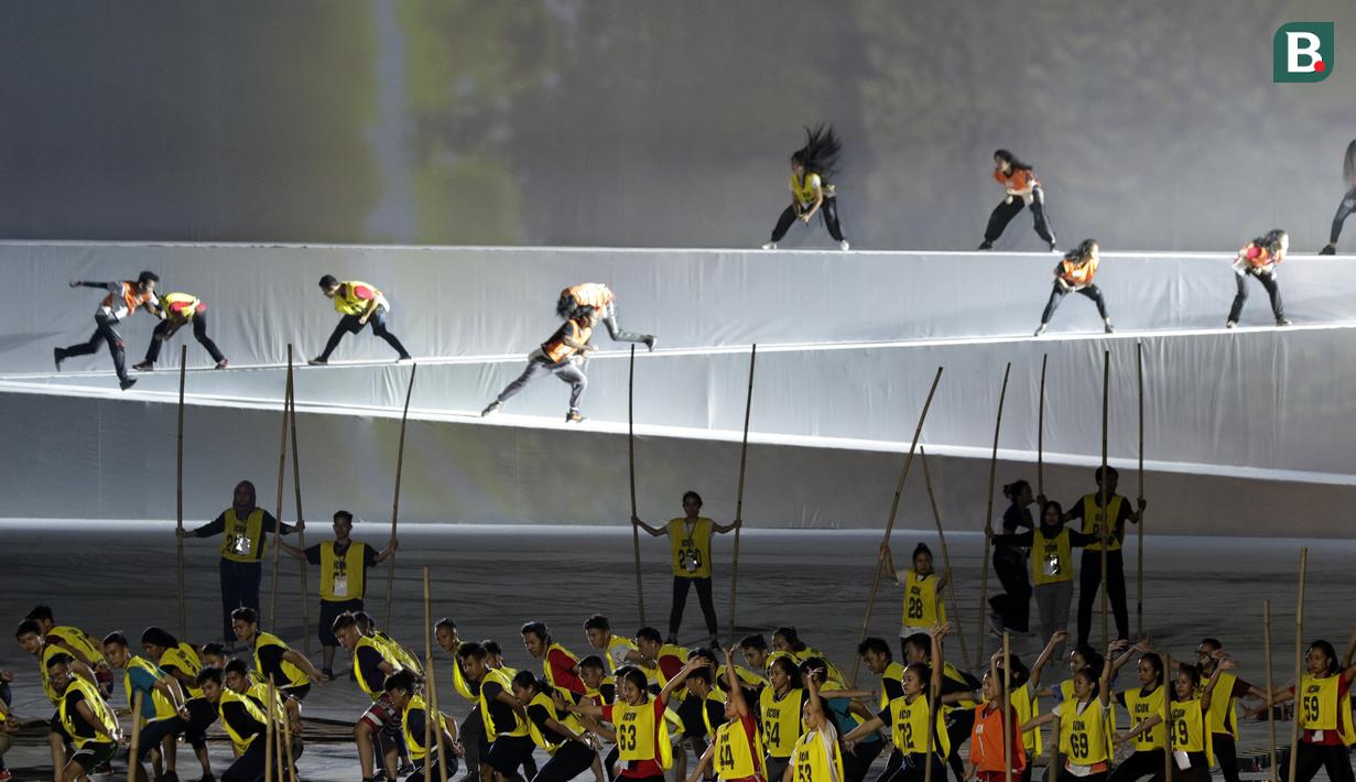 Penari melakukan latihan untuk persiapan tampil pada upacara pembukaan Asian Para Games 2018 di SUGBK, Jakarta, Kamis (27/9/2018). Pembukaan Asian Para Games 2018 akan digelar pada 6 Oktober 2018. (Bola.com/M Iqbal Ichsan)
