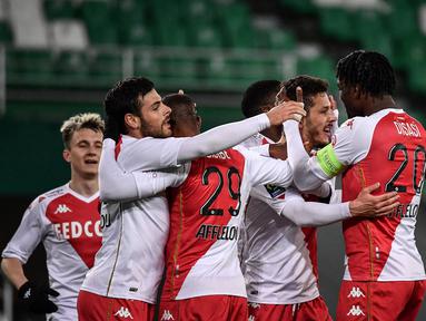 Para pemain AS Monaco merayakan gol pertama ke gawang Saint-Etienne yang dicetak striker Stevan Jovetic (tengah) dalam laga lanjutan Liga Prancis 2020/2021 pekan ke-30 di Geoffroy Guichard Stadium, Jumat (19/3/2021). Monaco menang 4-0 atas Saint-Etienne. (AFP/Jeff Pachoud)