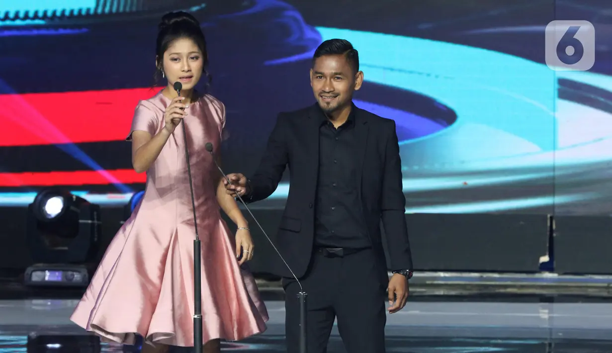 Penampilan pemain Persija, Ramdani Lestaluhu (kanan) saat gelaran Indonesian Soccer Award 2019 di Studio 6 Indosiar, Jakarta, Jumat (10/1/2020). 16 penghargaan diberikan pada acara ini. (Liputan6.com/Helmi Fithriansyah)