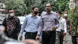 Direktur Lokataru Haris Azhar (kanan) didampingi kuasa hukum saat tiba di Polda Metro Jaya, Jakarta, Senin (21/3/2022). Luhut Binsar Pandjaitan melaporkan tayangan yang diunggah akun Youtube Haris Azhar pada 20 Agustus 2021. (merdeka.com/Iqbal S. Nugroho)