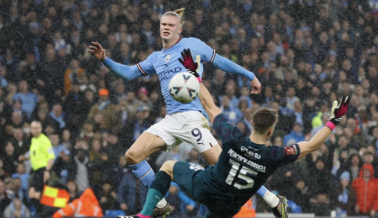 <p>Pemain Manchester City, Erling Haaland mencetak gol kedua timnya ke gawang Burnley pada laga perempat final FA Cup 2022/2023 yang berlangsung di Etihad Stadium, Manchester, Minggu (19/03/2023) WIB. Haaland sukses mencetak hattrick untuk kemenangan 6-0 The Cityzens. (AP Photo/PA/Richard Serllers)</p>