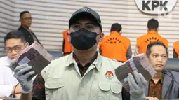 KPK menyita barang bukti uang sebanyak Rp 12 miliar yang diduga terkait dugaan tindak pidana korupsi berupa penerimaan hadiah atau janji oleh penyelenggara negara atau yang mewakilinya di Provinsi Kalimantan Selatan tahun 2024-2025. (Liputan6.com/Herman Zakharia)