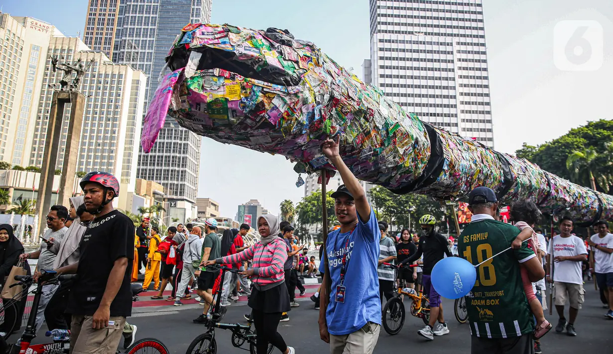 Dalam aksinya, mereka mengajak dan mensosialisasikan kepada masyarakat luas untuk tidak membuang sampah plastik secara sembarangan. (Liputan6.com/Angga Yuniar)