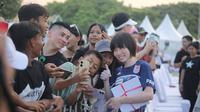 Pemanjat tebing Jepang Ai Mori mendapatkan sambutan hangat dari suporter saat IFSC Climbing World Cup 2025, Bali di Peninsula Island, Jumat (2/5/2025). (Bola.com/Alit Binawan)