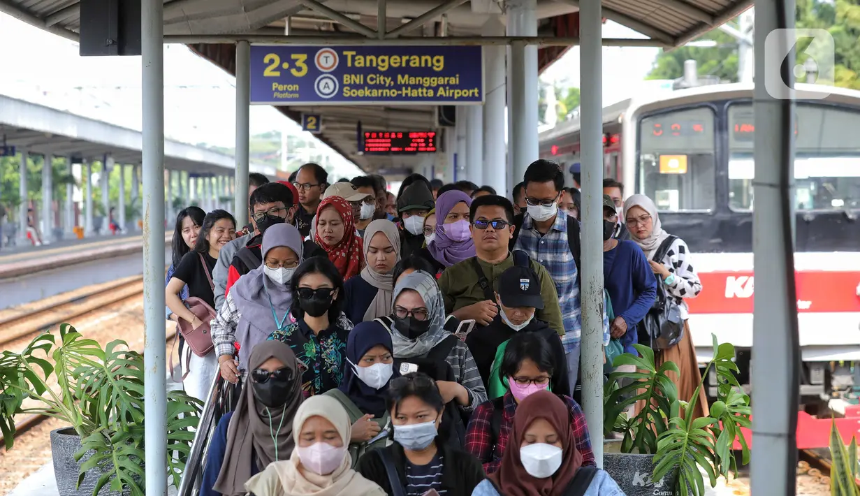 <p>Sebelumnya, pemerintah berencana mengubah skema pemberian subsidi KRL Jabodetabek menjadi berbasis Nomor Induk Kependudukan (NIK). (Liputan6.com/Angga Yuniar)</p>