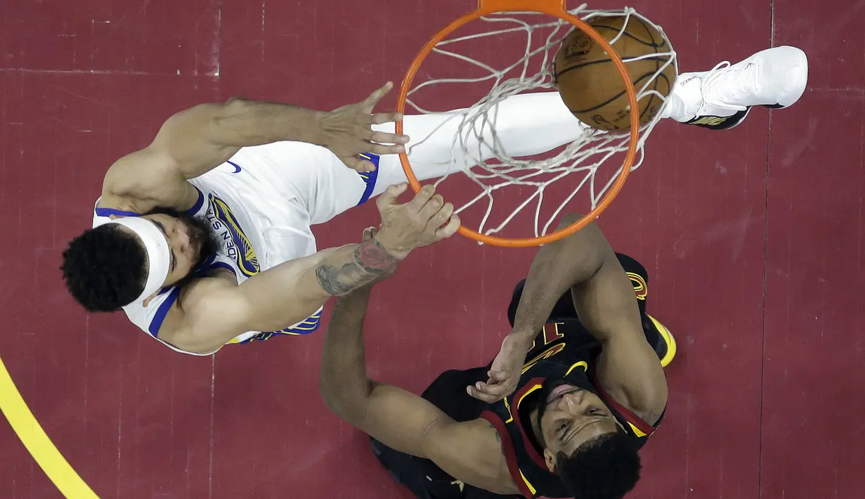 Aksi pemain Warriors, JaVale McGee (kiri) melakukan dunk melewati adangan pemain Cavaliers, Tristan Thompson pada gim ketiga final NBA basketball di Quicken Loans Arena, (6/6/2018). Warriors kalahkan Cavaliers 110-102. (AP/Carlos Osorio, Pool)