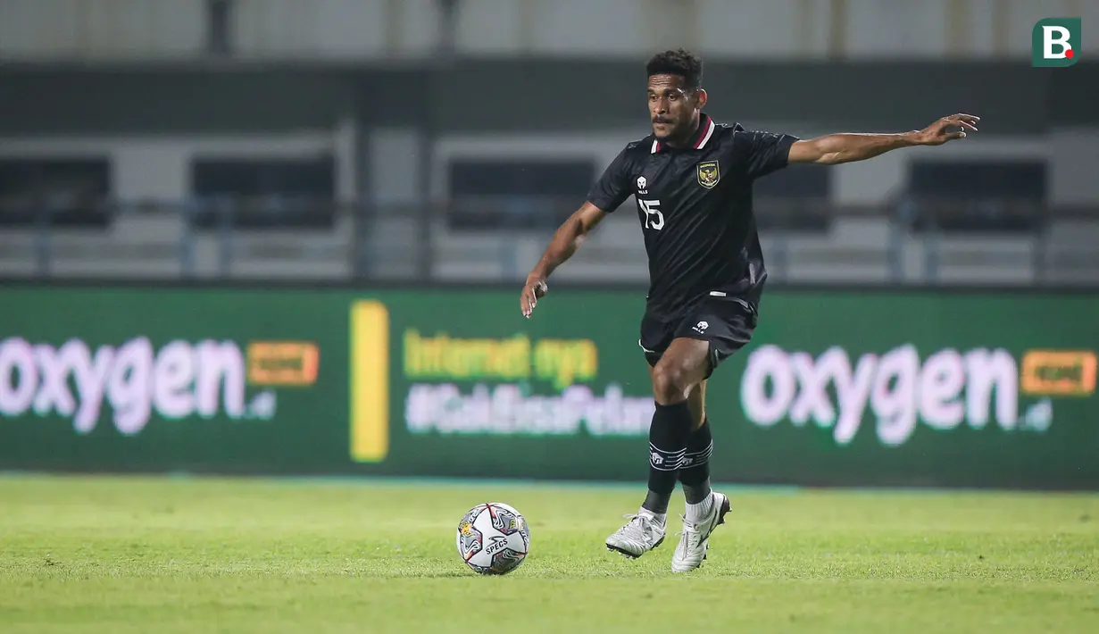 <p>Pemain Timnas Indonesia, Ricky Kambuaya saat laga uji coba FIFA Matchday antara Timnas Indonesia menghadapi Curacao di Stadion Gelora Bandung Lautan Api (GBLA), Bandung, Jawa Barat, Sabtu (24/9/2022) malam WIB. (Bola.com/Bagaskara Lazuardi)</p>