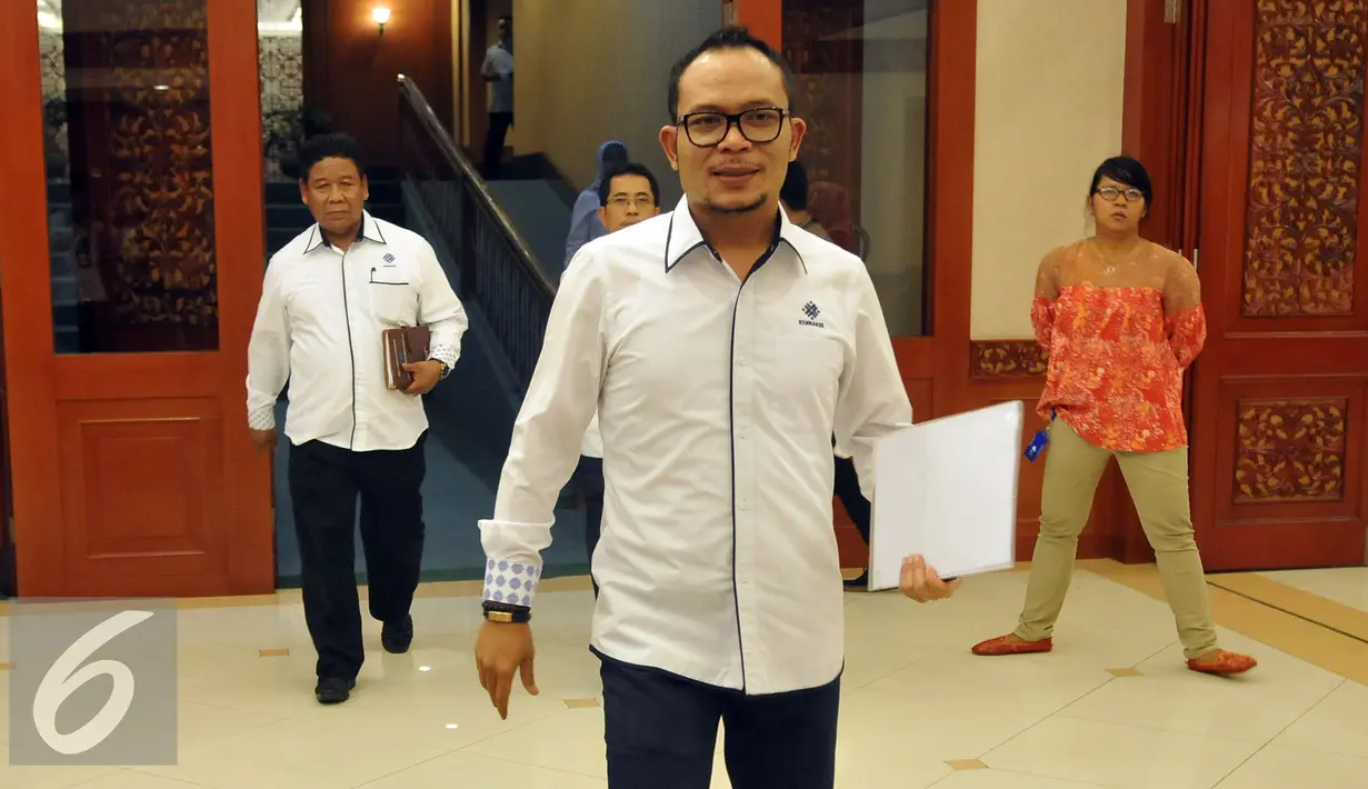 Menaker Muhammad Hanif Dhakiri saat tiba di ruang rapat di Kemenaker, Jakarta, Rabu (1/6). Rapat membahas tindak lanjut hasil lawatan Menaker ke Timur Tengah, Arab Saudi, Qatar dan Uni Emirat Arab. (Liputan6.com/Johan Tallo)