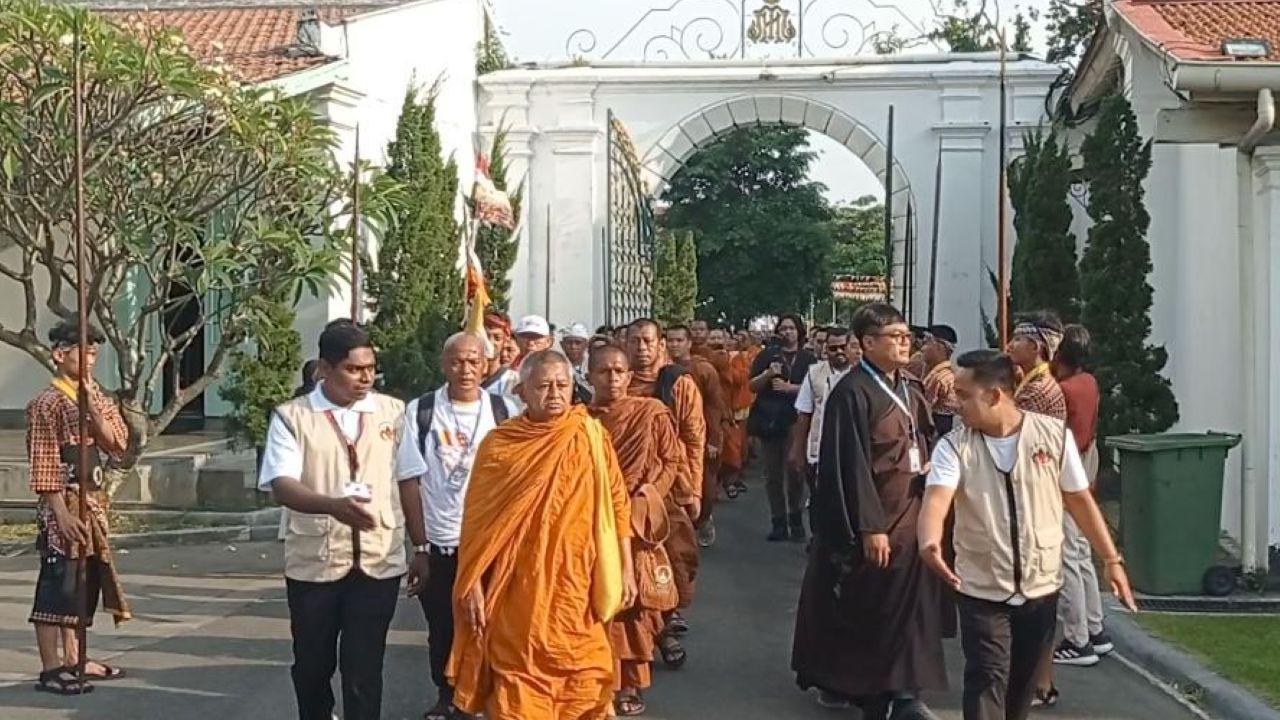 57 Bhikkhu Thudong Lintas Negara Tiba di Solo, Bertemu KGPAA Mangkunegara X