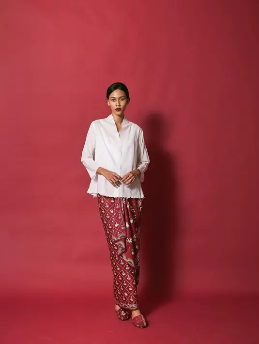 Perpaduan kebaya dan kain memang sangat melekat. Untuk memberikan kesan modern, kamu bisa mengikat kain dengan twist di depan. Sehingga tetap menampilkan kesan klasik pada keseluruhan tampilan namun ada sedikit sentuhan modern. (instagram/sejauh_mata_memandang)