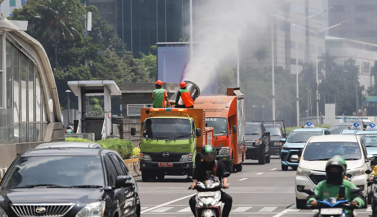 Tidak hanya di Jalan MH Thamrin, penyemprotan serupa juga dilakukan di sejumlah titik strategis di Jakarta. (merdeka.com/Arie Basuki)