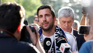 Calon presiden Real Madrid berikutnya, Enrique Riquelme, berbicara kepada media sebelum pertandingan Liga Spanyol antara Real Madrid CF dan Athletic Club Bilbao di Stadion Santiago Bernabeu di Madrid pada 23 Mei 2026. (Pierre-Philippe MARCOU/AFP)