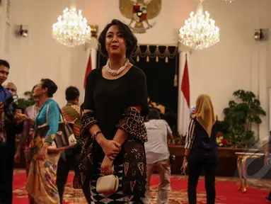 Sherina terlihat sederhana tanpa memamerkan keglamoran saat mengahadiri pelantikan ayahnya di Istana Negara, Jakarta, Senin (26/1/2015). (Liputan6.com/Faizal Fanani)