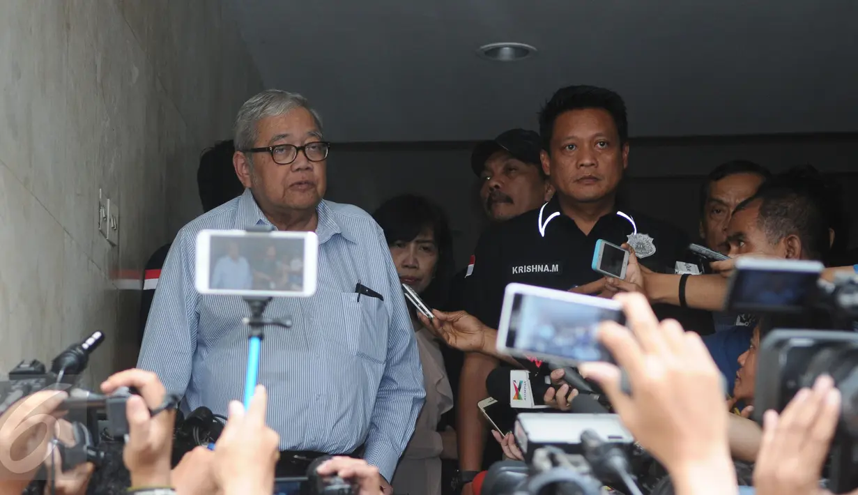 Guru Besar Psikologi UI, Sarlito Wirawan Sarwono (kiri) usai memenuhi panggilan Polda Metro Jaya, Jakarta, Kamis (28/1/2016). Sarlito dipanggil untuk menambah keterangan saksi ahli kasus kematian Wayan Mirna Salihin. (Liputan6.com/Helmi Fithriansyah)