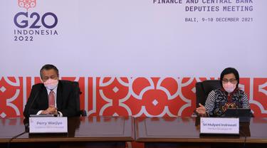 Menteri Keuangan Sri Mulyani bersama dengan Gubernur Bank Indonesia Perry Warjiyo dalam Forum G20 di Bali