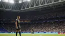 Gelandang Real Madrid, Toni Kroos bersiap melakukan tendangan bebas saat bertanding melawan Espanyol pada pertandingan lanjutan La Liga Spanyol di stadion Camp Nou di Barcelona, Spanyol, Senin (29/8/2022). Benzema mencetak dua gol dan mengantar Madrid menang atas Espanyol 3-1. (AP Photo/Joan Mateu Parra)