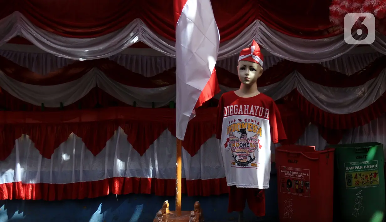 Berbagai jenis aksesoris HUT ke-78 RI dijual di Pasar Jatinegara, Jakarta, Selasa (1/8/2023). (merdeka.com/Imam Buhori)