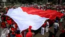 Bendera merah putih yang terbentang saat Parade Bhineka Tunggal Ika di kawasan Patung Kuda, Jalan MH Thamrin, Jakarta Pusat, Sabtu (19/11). (Liputan6.com/Gempur M. Surya)